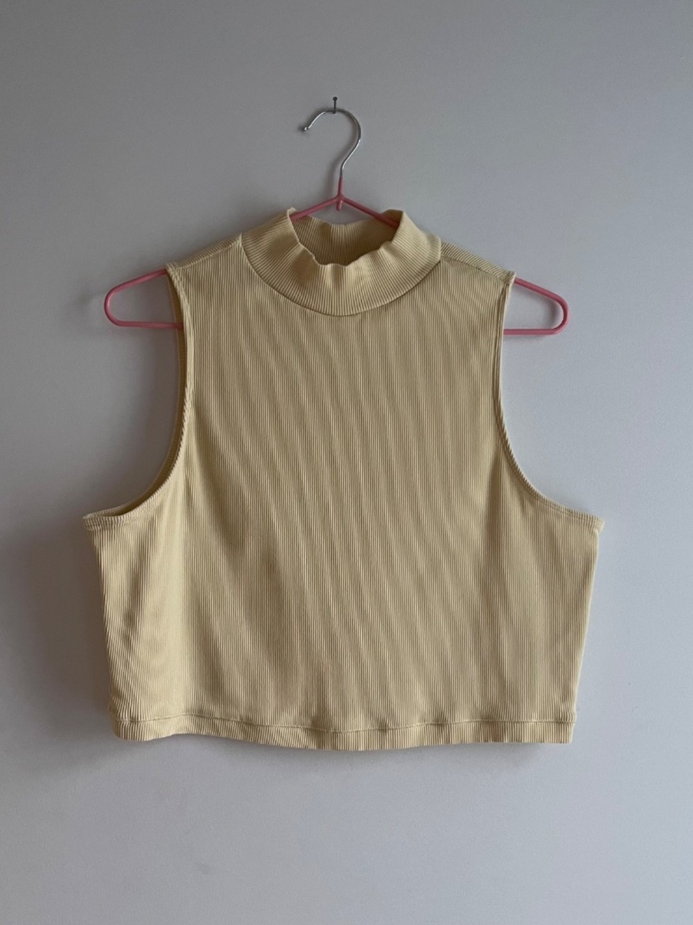 Everlane cotton mock neck crop tank in butter yellow - Size L